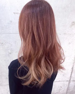 ロング 秋月 亜耶のヘアスタイル