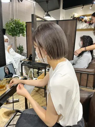 ショート カラー ミルクティーベージュ ブリーチ 店長 清水のヘアスタイル