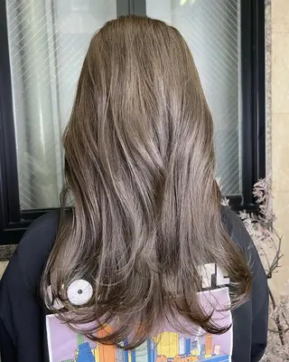 セミロング カラー ヘアアレンジ 🌟小顔レイヤー× 赤み消し透明感カラーのヘアスタイル