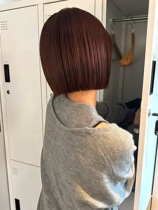 ショート カラー 切りっぱなしボブ レイヤー/縮毛矯正のヘアスタイル