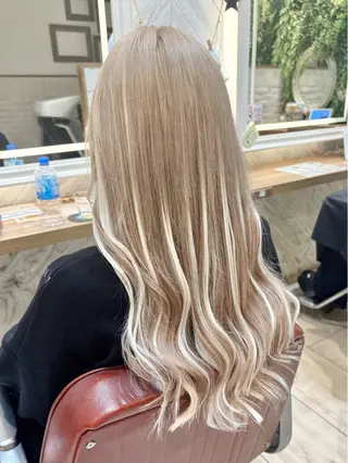 ロング カラー ハイトーンカラー シールエクステのヘアスタイル