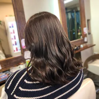 ミディアム カラー 山崎 絵莉香のヘアスタイル