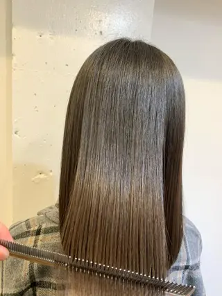 ミディアム カラー トップ スタイリストのヘアスタイル