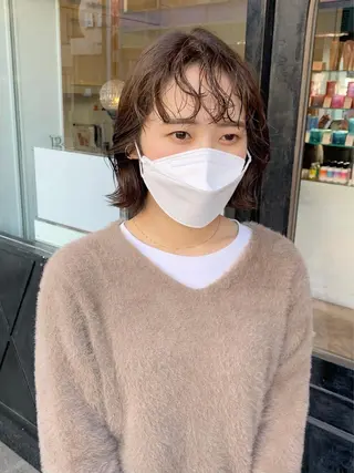 ミディアム SAKINO． ベージュカラーのヘアスタイル
