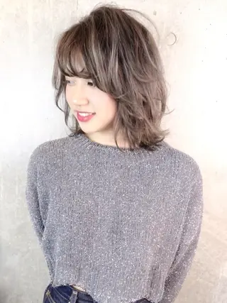 ミディアム 白髪ぼかし×デザイン 🕊️🫧ホウジョウのヘアスタイル