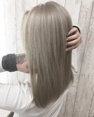 ミディアム カラー にしき さんのヘアスタイル