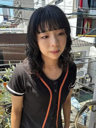 ミディアム カラー qiie ブリーチ ハイライトのヘアスタイル