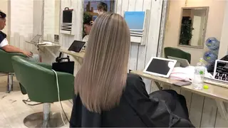 セミロング 韓国レイヤー外国人風 透明感カラー髪質改善のヘアスタイル