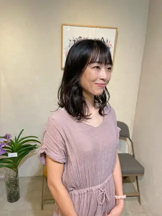 ミディアム カラー Takanishi くすみベージュカラーのヘアスタイル