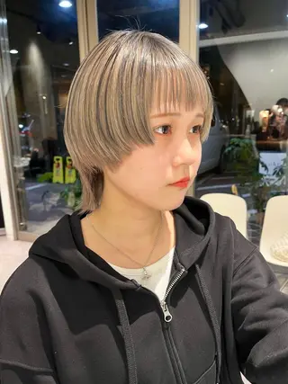 ショート カラー iLi 《イリ》のヘアスタイル