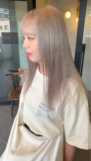 ロング カラー 赤みなしオリーブ ハイトーン×レイヤーのヘアスタイル