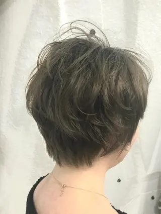 ショート カラー ヘアアレンジ 白髪ぼかしハイライト バレイヤージュヤマトのヘアスタイル