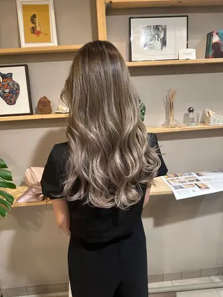 ロング 金ウンス 髪質改善カラーのヘアスタイル