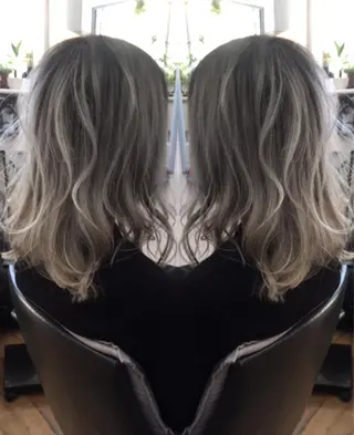 セミロング カラー ネイル 三輪 太一のヘアスタイル