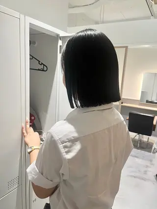 ミディアム 切りっぱなしボブ/ 艶カラー/綾莉のヘアスタイル