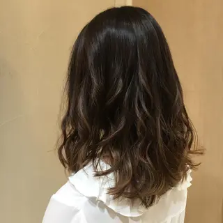 ロング カラー ミドウチ アヤカのヘアスタイル