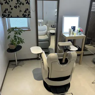 小顔・毛穴・たるみ ネイル　似内真樹のエステ・リラクイメージ