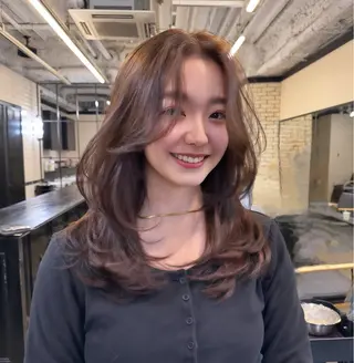 ミディアム カラー 🌟小顔レイヤー× 赤み消し透明感カラーのヘアスタイル