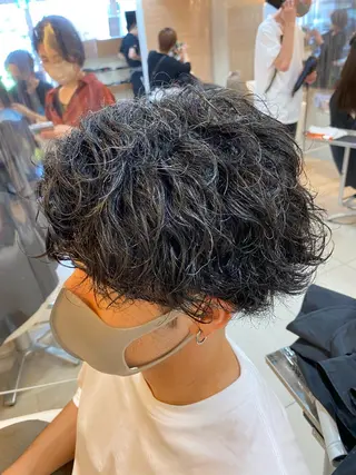 ショート パーマ メンズ 塩谷黎✨イルミナ カラーメンズパーマ✨のヘアスタイル