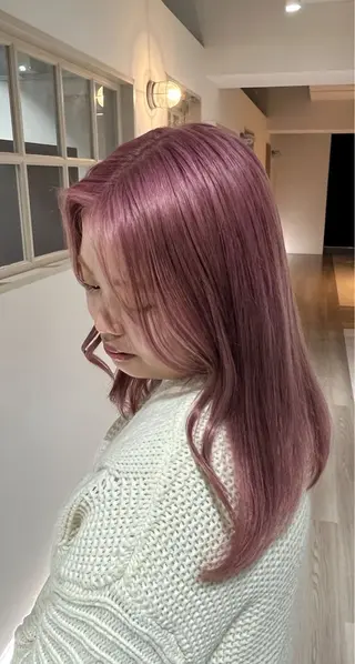 カラー ニトウ レイナのヘアスタイル