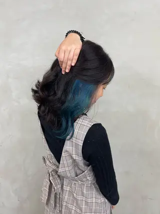 セミロング 縮毛矯正🐼暖色 根本侑季のヘアスタイル