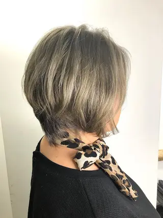 ショート 白髪ぼかしハイライト バレイヤージュヤマトのヘアスタイル