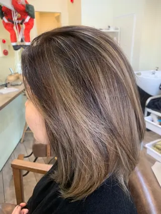 セミロング カラー 鶴見 和美のヘアスタイル