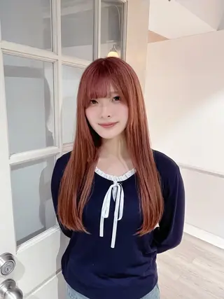 カラー ニトウ レイナのヘアスタイル