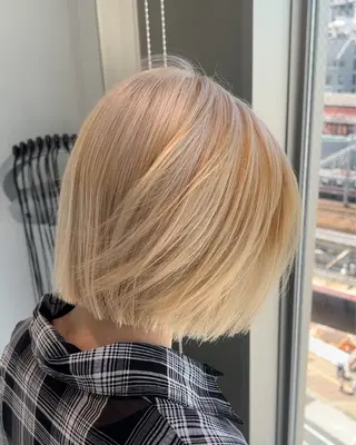 ショート カラー 艶ハイトーン‪‪🔆 ️️️安座間 希のヘアスタイル