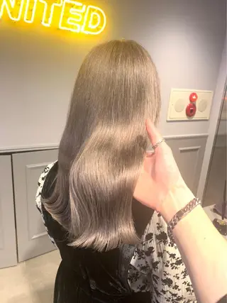 カラー ブリーチ縮毛矯正加藤 赤み無し透明感ヘアのヘアスタイル