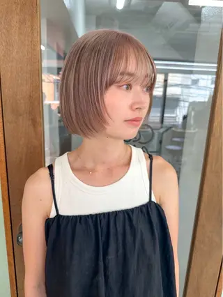 ショート Hug👩🏼‍🦱 ハイトーンボブのヘアスタイル