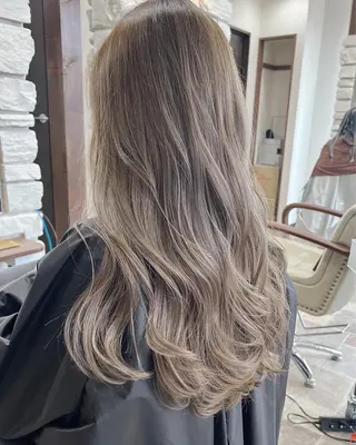 セミロング 髪質改善カラー× 美髪ストレート前出のヘアスタイル