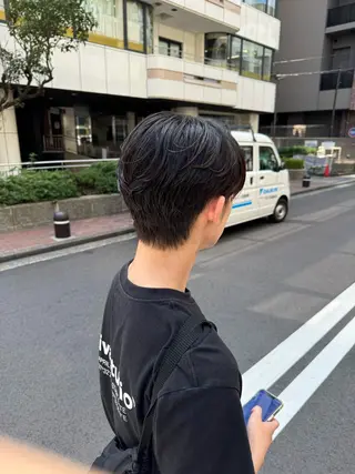 メンズ メンズ特化シャドウパ ーマラウンドマッシュのヘアスタイル