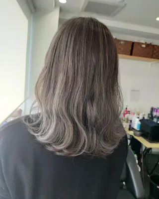 ミディアム カラー RU RIのヘアスタイル