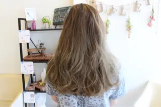 ロング カラー 松本 美香のヘアスタイル