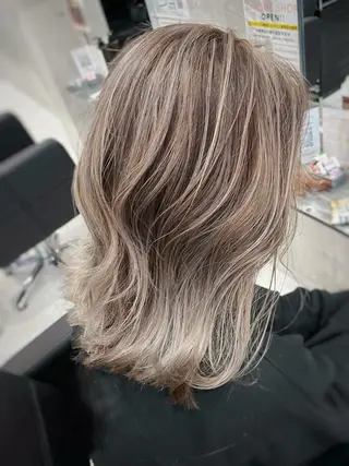 ミディアム カラー ダブルカラー／レイヤ ーカット𝓜𝓐𝓞のヘアスタイル