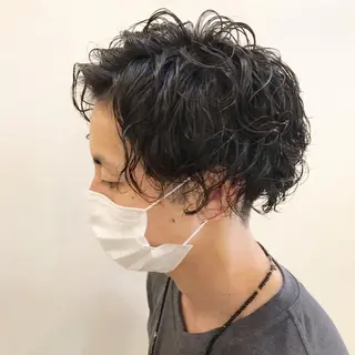 ミディアム パーマ メンズ 嶋佐 昌大 シマサマオのヘアスタイル