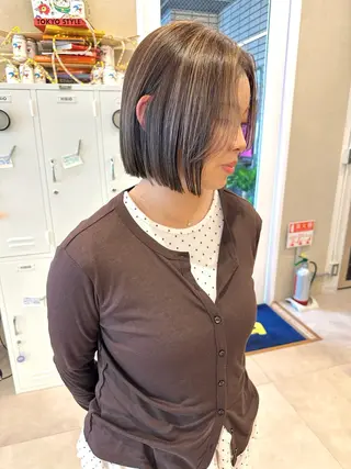 ショート Hug👩🏼‍🦱 ハイトーンボブのヘアスタイル