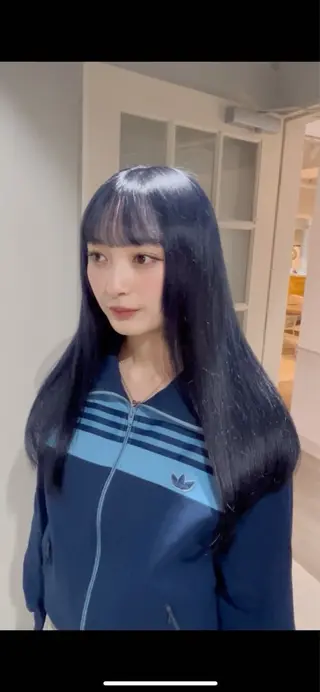 カラー ニトウ レイナのヘアスタイル