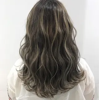 セミロング カラー ヘアアレンジ ハイトーン/韓国風 🤍Nacchi🐈のマツエク・マツパデザイン