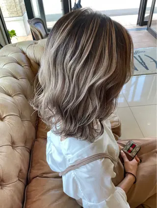 ミディアム 丸山 香のヘアスタイル