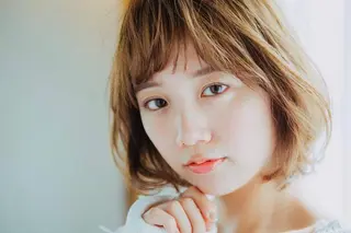 ミディアム 佐藤 香織のヘアスタイル