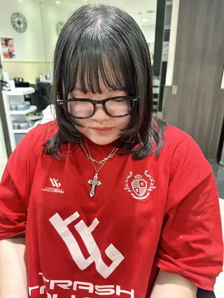 ミディアム レイヤー 艶々カラーのヘアスタイル