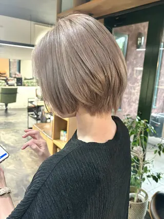ショート カラー 岡村 莉穂のヘアスタイル