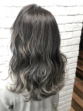 ミディアム カラー UMEDA FIGAROのヘアスタイル