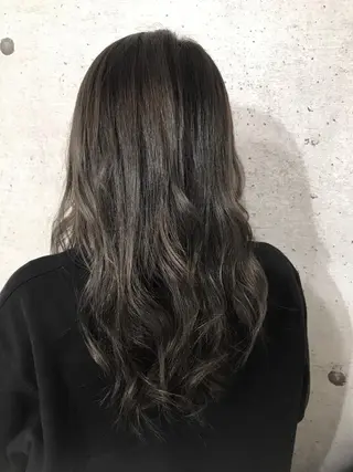 セミロング カラー 小栗 麻衣のヘアスタイル