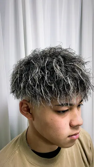 ショート カラー パーマ メンズ 渡邉 勇樹のヘアスタイル