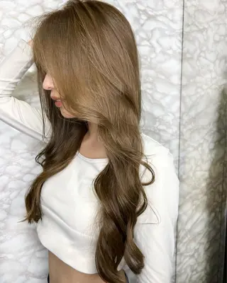ロング カラー 🌟小顔レイヤー× 赤み消し透明感カラーのヘアスタイル