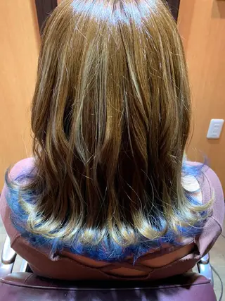 ミディアム カラー ヨシダ アズサのヘアスタイル