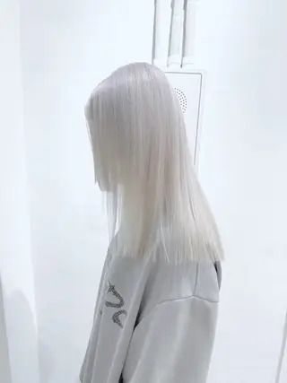 セミロング Muミュー/ブリーチ ハイトーン　Wカラーのヘアスタイル